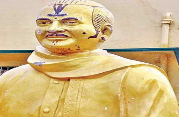 Anger In Andhra Pradesh After Disrespect Of TDP Founder NTR's Statue टीड़ीपी संस्थापक NTR की प्रतिमा पर बनाई फूहड़ डिजाइन, पूर्व मुख्यमंत्री के अपमान पर आंध्र में रोष