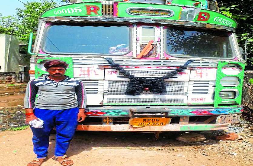 police gwalior caught pds wheat truck गरीबों का गेहूं, अमीरों की आटा फेक्ट्री पहुंचाया जा रहा था, लेकिन यूं पकड़ा गया