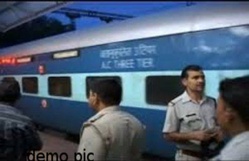 many train late in itarsi station बारिश में करने जा रहे हैं ट्रेन का सफर, तो जरा ध्यान दें