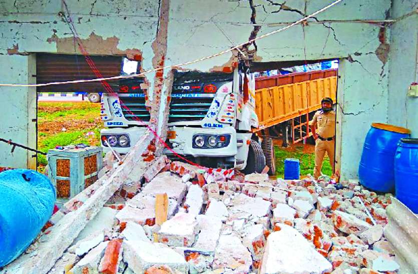 accident news हादसा: ड्राइवर ने नहीं लगाया हैंडब्रेक तो दीवार तोड़ते हुए ढाबे में जा घुसा ट्रक, मची अफरा-तफरी