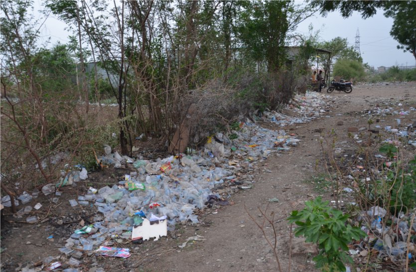 Alcoholics spread near dirty shops, still no action शराब दुकानों के पास शराबी फैलाते हैं गंदगी, फिर भी नहीं होती कार्रवाई, पढ़ें खबर