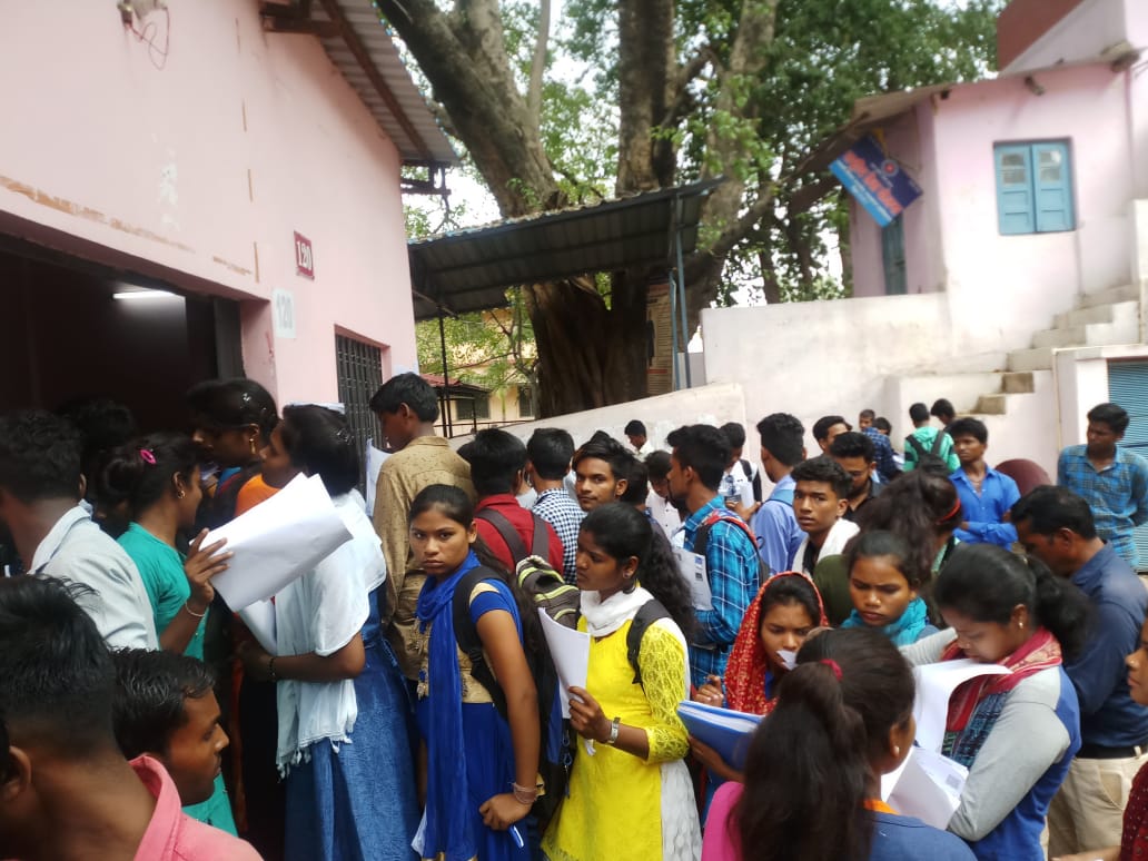 Students attending the verification college. रविवार को खुले रहे जिले के शासकीय कॉलेज, ३०० छात्र प्रवेश लेने पहुंचे