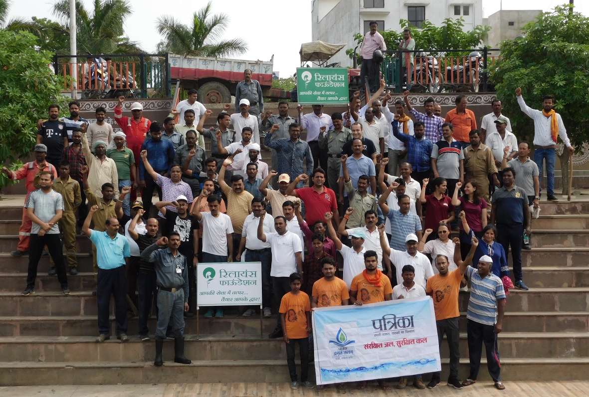 The people of the city show solidarity for the cleaning of the pond तालाब की सफाई के लिए नगर के लोगों ने दिखाई एकजुटता