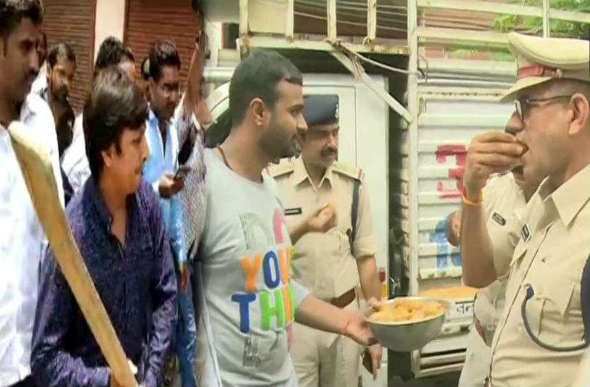 akash vijayvargiya bail नगर निगम अधिकारी को बैट से पीटने वाले विधायक की रिहाई पर पुलिसवालों ने खाएं लड्डू