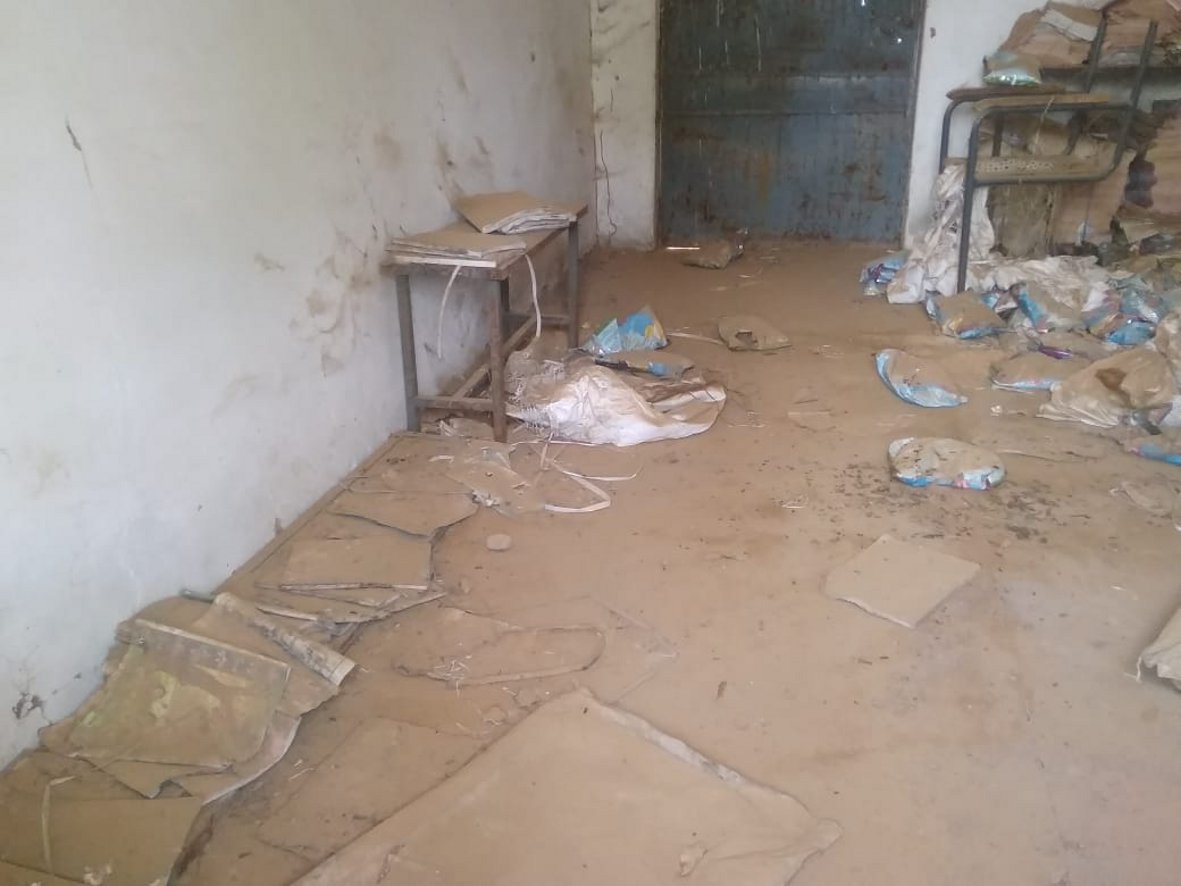 Garbage collection at school facility स्कूल के सुविधाघर में कचरे का ढेर