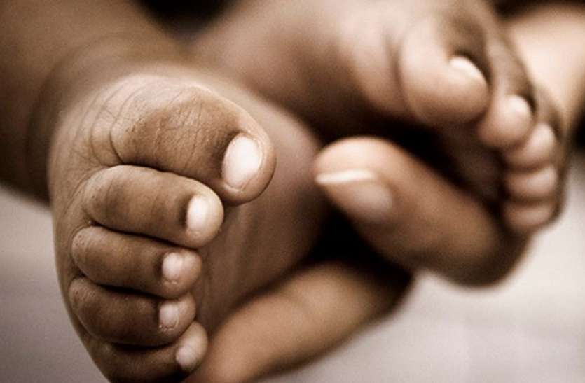 new born 9 माह बाद बच्ची को देख मां-बाप की छलकी आंखें...एमपी व गुजरात के बीच बिचौलियों के चंगुल में फंसी