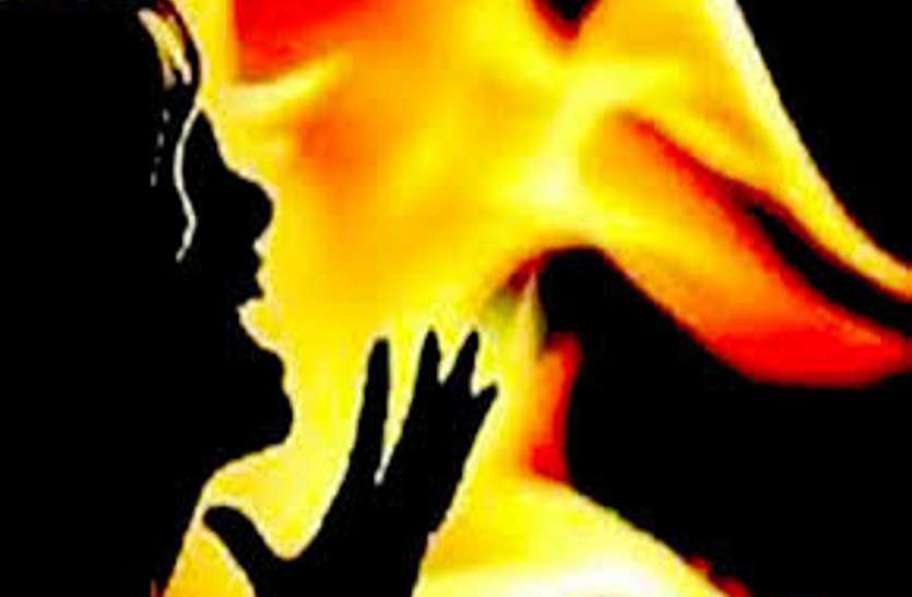 Burnt alive पति पिटाई कर बाहर निकला ही था कि पीछे से पहुंच गई सास, मिट्टी तेल छिड़का और बहू को जिंदा जला दिया, फिर...