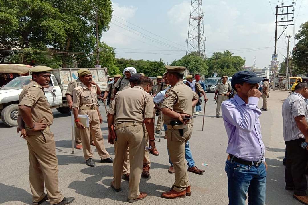 डीरेका कर्मचारियों को पीएम संसदीय कार्यालय जाने से रोकने को तैनात पुलिस