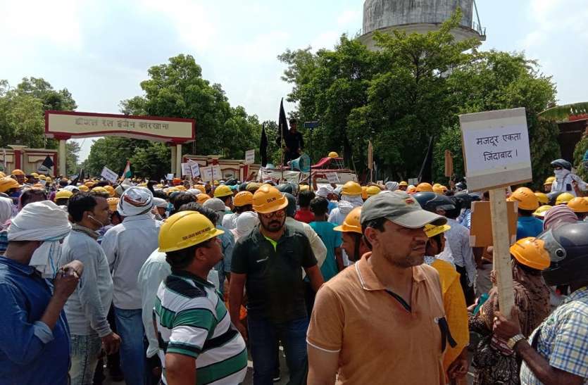 निगमीकरण के विरोध में आंदोलित डीरेका कर्मचारी डीएलडब्ल्यू निगमीकरण: आर-पार की लड़ाई के मूड में कर्मचारी