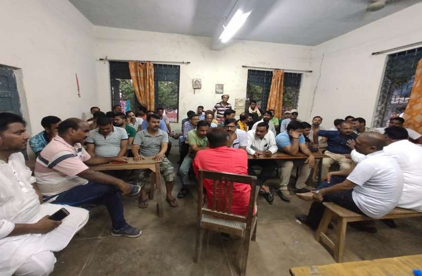 डीएलडब्ल्यू कर्मचारियों की आपात बैठक डीएलडब्ल्यू निगमीकरणः एआईआरएफ का ऐलान देश भर में रेलकर्मी मनाएंगे काला दिवस, डीरेका में होगा ब्लैक आउट