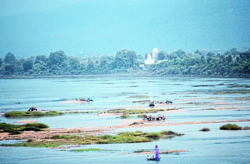 illegal sand mining in hoshangabad जानें कहां कमिश्नर की चिट्ठी और कंप्यूटर बाबा के निर्देश भी नहीं आए काम