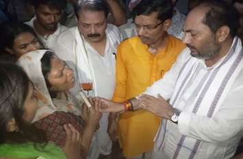 UP minister Upendra tiwari Naxalites will be killed soon latest news शहीद के घर पहुंचे यूपी के मंत्री ने कहा- हमला करने वाले नक्सलियों को चुन-चुनकर मारेंगे, देखे वीडियो