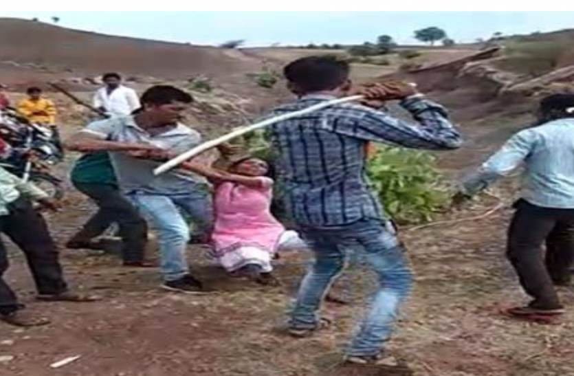 pitaai प्रेमी के साथ भागी युवती तो परिजनों ने लात और डंडों से की सरेआम पिटाई, VIDEO वायरल