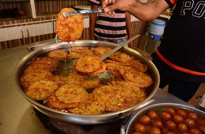 Pushkar's famous sweets Rabri Malpua, Food of Ajmer देश-दुनिया तक पहुंच रहे रस से लबरेज पुष्कर के मालपुए
