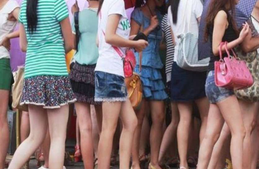 no shorts skirt and top allowed in imambara छोटी स्कर्ट व शॉर्ट्स पहनना हुआ मना, लखनऊ के इन जगहों पर दिखें तो लिया जाएगा बड़ा एक्शन