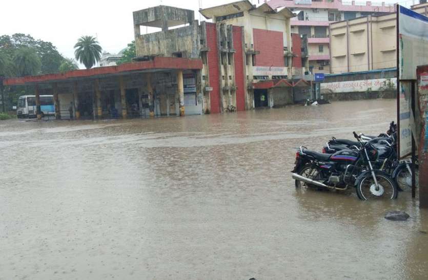 patrika MANSOON NEWS: बारिश से सिलवासा एसटी बस डिपो परिसर तालाब में तब्दील