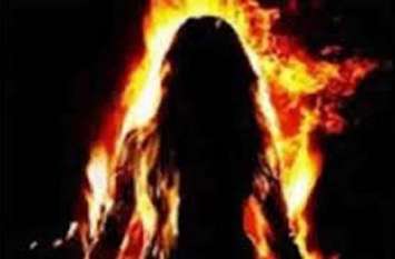 father of two children Planted fire young girl due to love up big news दो बच्चों के बाप को हुआ गांव की युवती से प्यार, इंकार करने पर युवती को दी खौफनाक सजा...