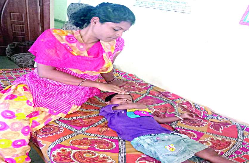 Police detained four-year-old baby girl from parents माता-पिता से बिछड़ी चार साल की मासूम बच्ची को पुलिस ने परिजनों से मिलाया