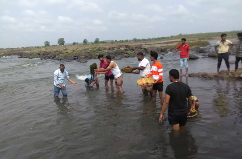 Youth Congress cleanliness to Narmada यूथ कांग्रेस के युवाओं ने की नर्मदा की सफाई, रपटा घाट के बैराज पर चला अभियान