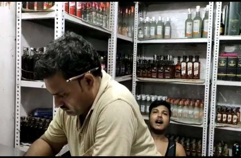 viral-video-there-is-a-joke-freely-being-excited-about-excise-polic वायरल वीडियो- यहां आबकारी नीति का खुलकर उड़ाया जा रहा मजाक, 110 की वॉटल मिल रही 150 में, अधिकारी ने कहा स्टिंग ऑपरेशन कर करेंगे कार्रवाई