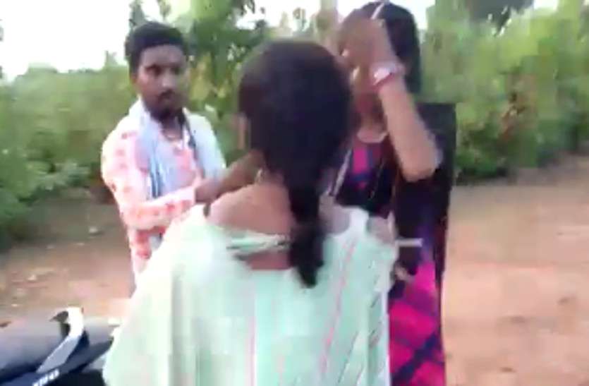 वीडियो में गांव के युवक दो लडक़ों को डंडे से मारपीट और गाली गलौज करते दिख रहे हैं। उनकी बाइक की चाबी लूट करना अपना अधिकार बता रहे हैं। चेतावनी दे रहें है कि जंगल में दो भी आएगा जंगल में प्रेमी जोड़े को पकडक़र डंडे से मारपीट, गाली गलौज वीडियो हुआ वायरल