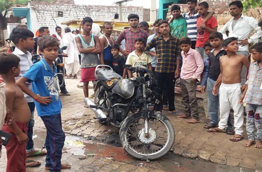 Bike fire, big crash, dholpur news बाइक में लगी आग, बड़ा हादसा टला