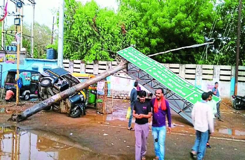 monsoon rain in gwalior डेढ़ घण्टे की बारिश में दर्जनों पेड़ उखड़े, मकान गिरने से एक की हुई मौत, हर जगह भरा पानी