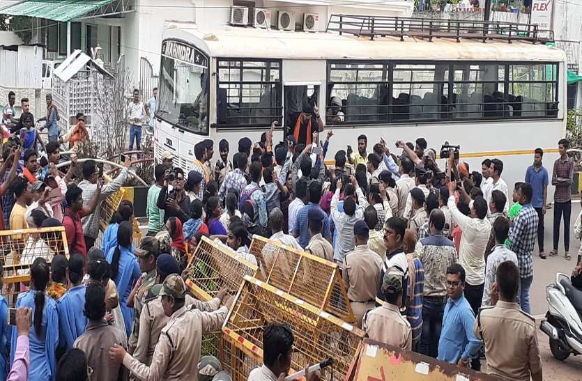 Rajnandgaon news Video: चखना सेंटर चलाने वाले भाजयुमो नेता प्रीमियम वाइन शॉप खुलने से नाराज, किया उग्र प्रदर्शन