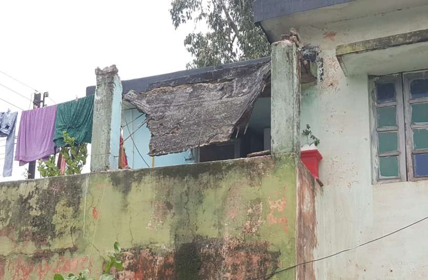 BHILAI .. विश्व की सबसे लंबी रेलपांत बनाने में महारथ, दो कमरे के मकान को मजबूती देने में फेल