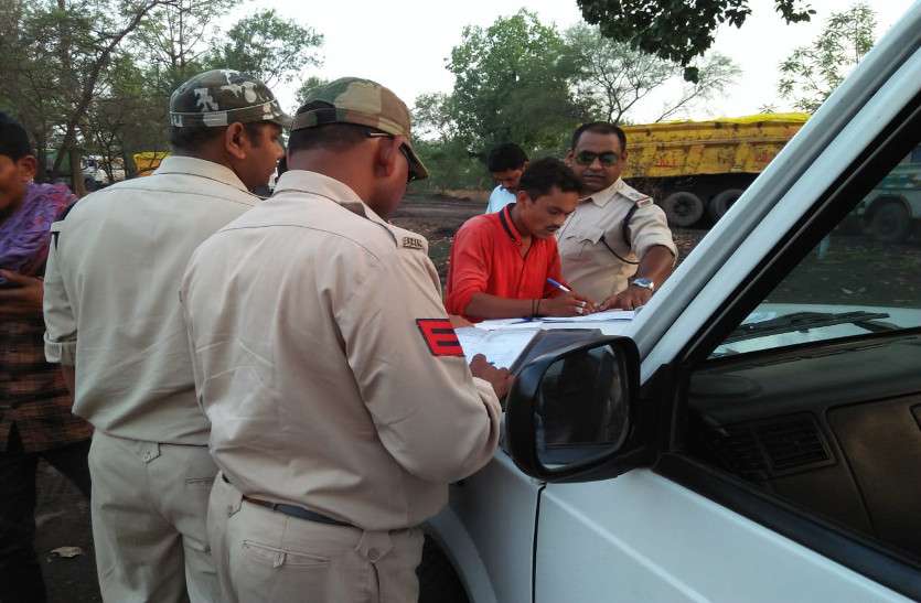 एसईसीएल की खदानों से कोयला का परिवहन बिना तिरपाल ढके किया जा रहा है। खासकर स्टॉक से कोल वॉशरी तक परिवहन करने वाले गाडिय़ों पर लोड कोयला तिरपाल नहीं ढका जा रहा है। इससे कोयले का कण सडक़ पर उड़ रहा है। छोटे गाडिय़ों के चालक को परेशानी हो रही है। बिना तिरपाल से ढंके कोयला परिवहन, पुलिस ने 10 ट्रक पकड़ी वसूला जुर्माना