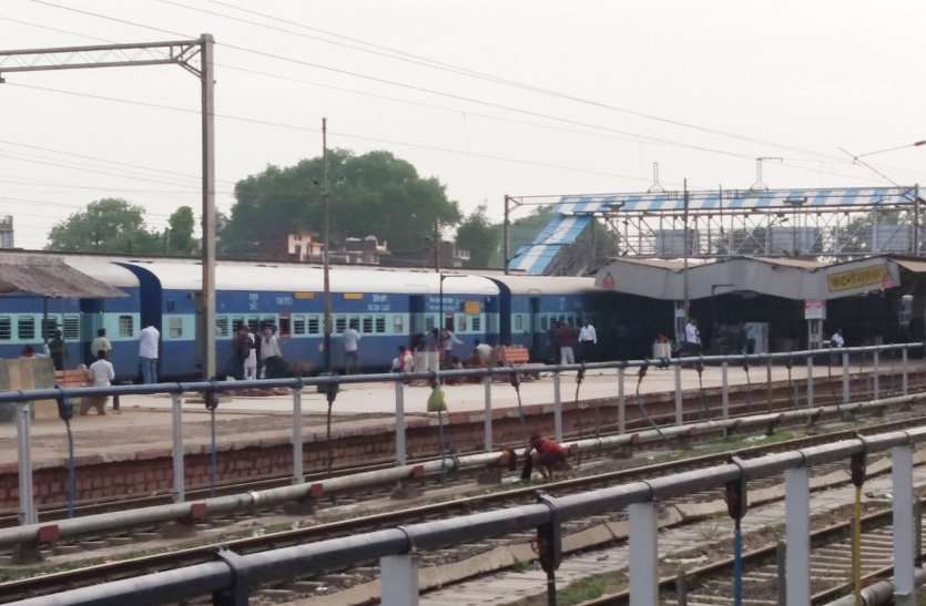 Development speed slows in Mudwara station प्रदेश के इस सबसे बड़े स्टेशन में आज से और शुरू हुआ 12 ट्रेनों का स्टापेज, 78 ट्रेनों का ठहराव, फिर भी अव्यवस्था से घिरा स्टेशन