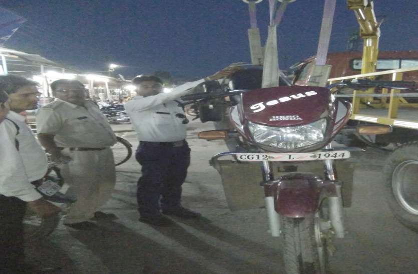 यातायात पुलिस छोटे वाहन चालकों पर इन दिनों लगातार कार्रवाई, भारी वाहनों को पकड़ो तो जाने! यातायात पुलिस छोटे वाहन चालकों पर इन दिनों लगातार कार्रवाई, भारी वाहनों को पकड़ो तो जाने!