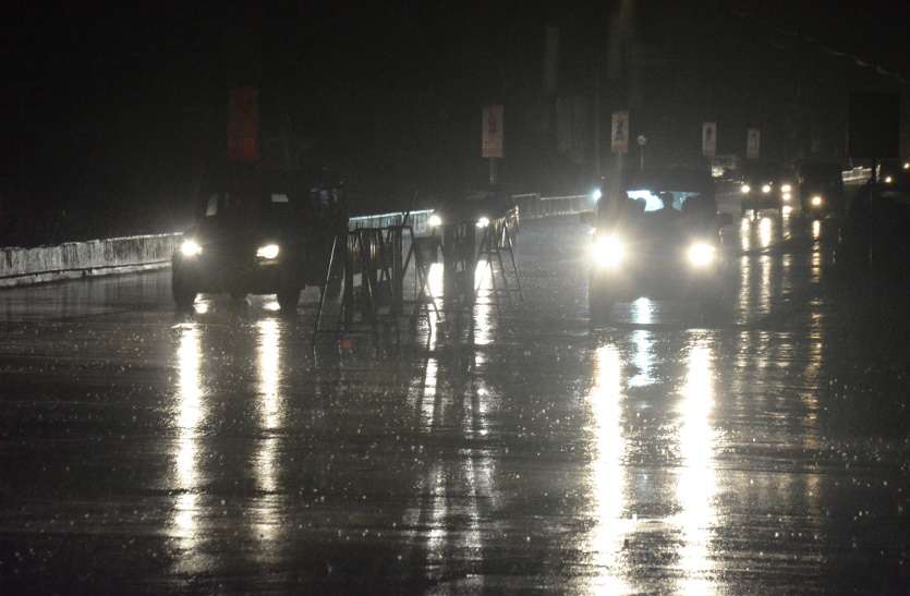 घंटाघर चौक(Hour house square), टीपीनगर चौक(T.p nagar Chowk), शारदा विहार मोड(Sharda Vihar mode), बुधवारी मार्ग पर भरा पानी एक घंटे की बारिश से खोली शहर की ड्रेनेज सिस्टम की पोल, जगह-जगह पानी भरा