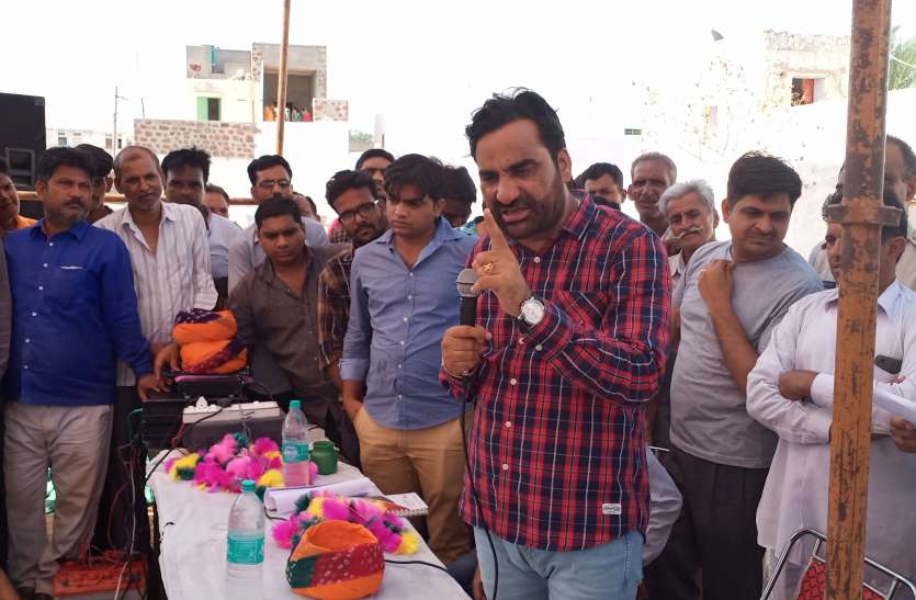 hanuman beniwal Public Hearing सांसद हनुमान बेनीवाल ने की जनसुनवाई, भ्रष्टाचार की शिकायत पर अधिकारियों को लगाई लताड़