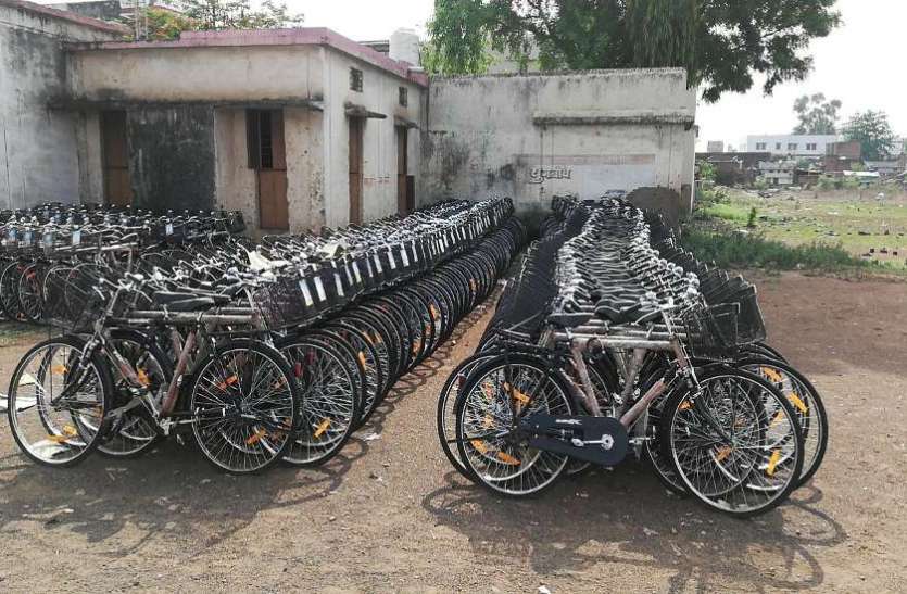 1744 bicycles came, any one students not found bicycles लापरवाही की हद, 1744 साइकिलें आईं, नहीं मिली एक भी छात्रों को