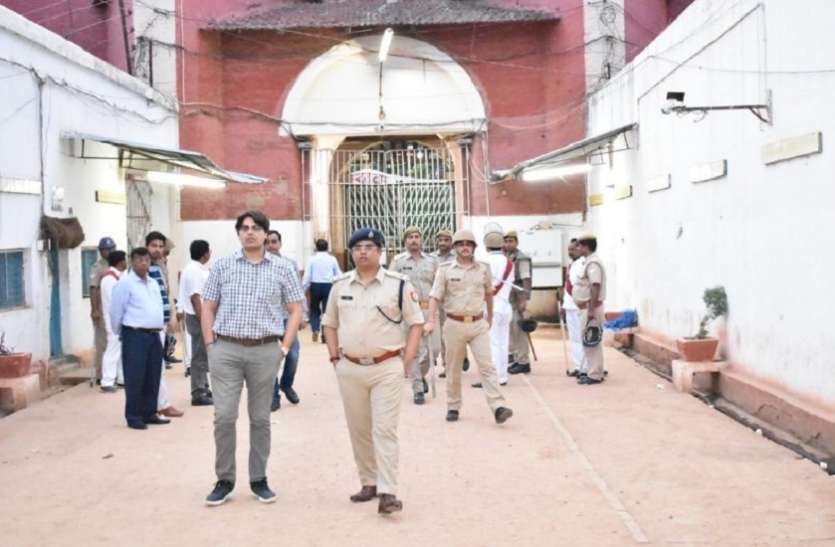 c m yogi adityanath सेंट्रल जेल में अब तक की सबसे बड़ी कार्यवाही , अधिकारीयों सहित छह सौ पुलिस कर्मियों ने मारा छापा