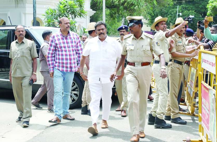 MLA Anand Singh कर्नाटक : कांग्रेस के दो विधायकों ने दिए इस्तीफे