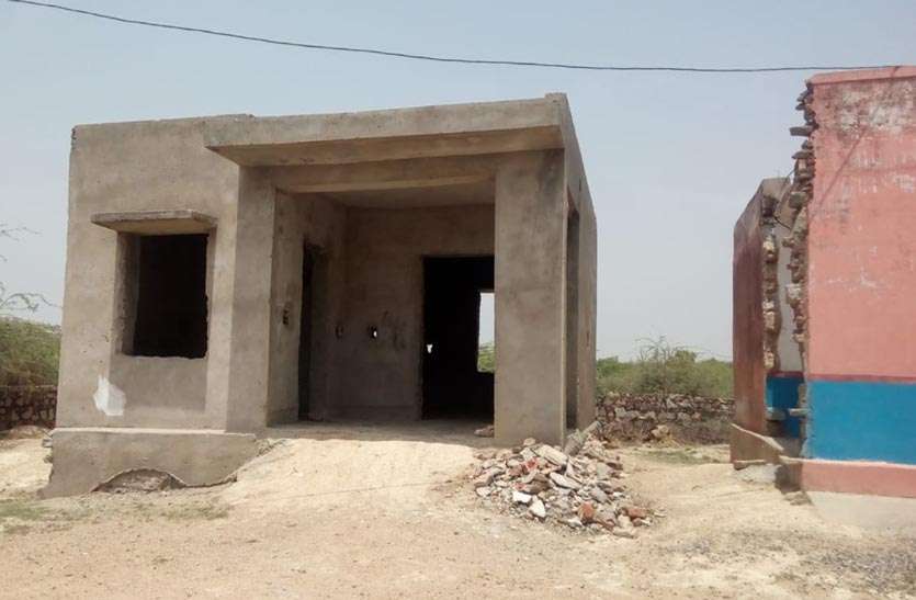 construction-of-building-sanctioned-even-seven-years-ago बच्चों की प्रारम्भिक पाठशाला निर्माण में बीते सात साल , सदापुरा आंगनबाड़ी केन्द्र निर्माण ने पकड़ी कछुआ चाल