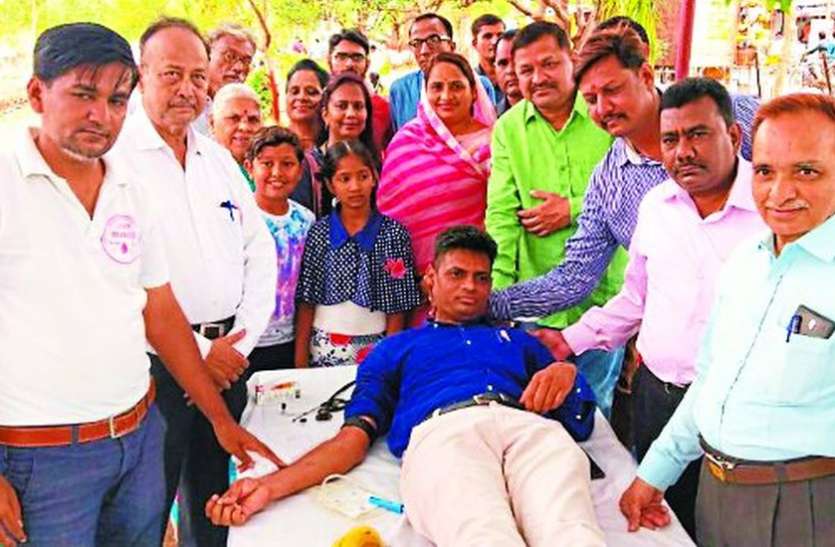 blood donation camp 68 यूनिट रक्त एकत्र, 35 महिलाओं ने भी किया रक्तदान