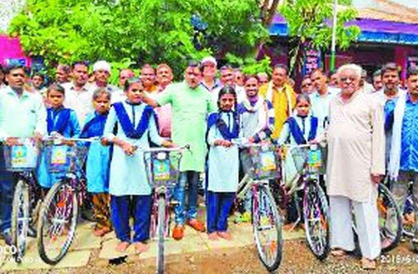 MLA Mukesh Patel ‘मोबाइल से दूरी बनाकर विद्यार्थी पढ़ाई में लगाएं ध्यान’