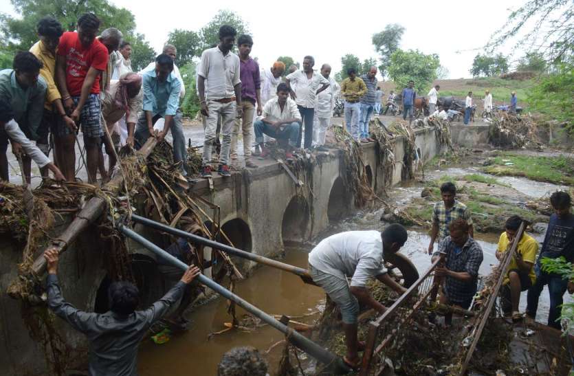 बैलगाड़ी सहित बहे दंपती, पति की जान बची, 18 घंटे बाद मिला पत्नी का शव बैलगाड़ी सहित बहे दंपती, पति की जान बची, 18 घंटे बाद मिला पत्नी का शव