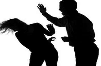 boyfriend slapped girlfriend in middle of crowd भीड़भाड़ के बीच प्रेमी ने प्रेमिका को जड़े थप्पड़, तभी पहुंच गई पुलिस फिर...