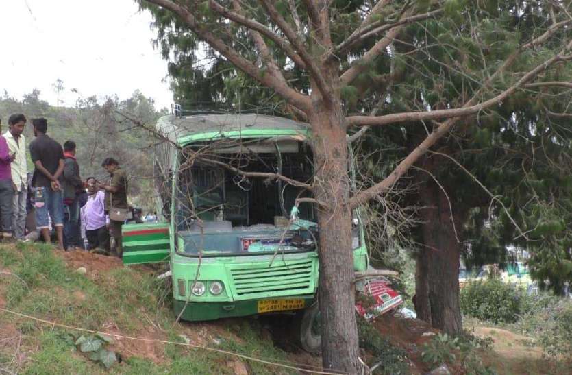 passengers escape पेड़ के कारण खाई में गिरने से बची बस, ३० यात्री बाल-बाल बचे