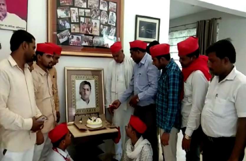Socialist activists celebrated Akhilesh's birthday in Saifai सैफई में अखिलेश के जन्मदिन पर सपाइयों ने काटा केक, पार्टी में नहीं दिखा उत्साह