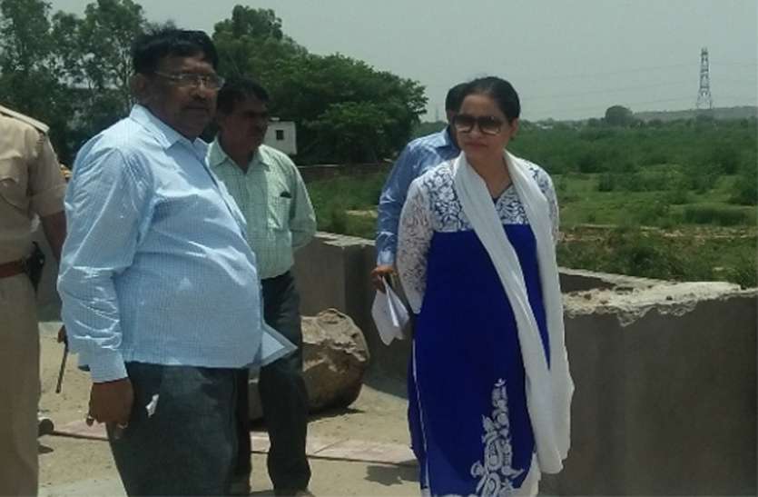 dholpur dm visit, dholpur news, managment college निर्माणाधीन राजकीय होटल प्रबन्धन महाविद्यालय भवन का किया निरीक्षण