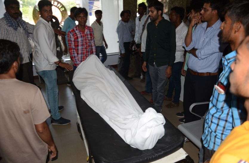 Rampage on the death of Heart patient हार्ट मरीज की मृत्यु पर हंगामा, शव अस्पताल में रख धरना