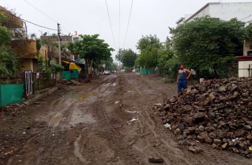 dewas ठेकेदार के फेर में उलझ के रह गई सड़क, अब लोगों का रास्ता हुआ बंद