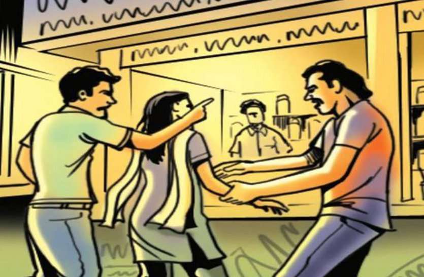 EVE TEASING Eve teasing का शिकार हुई बेटी तो मां ने बदमाशों को सिखाया कड़ा सबक...अब बेटी सुरक्षित