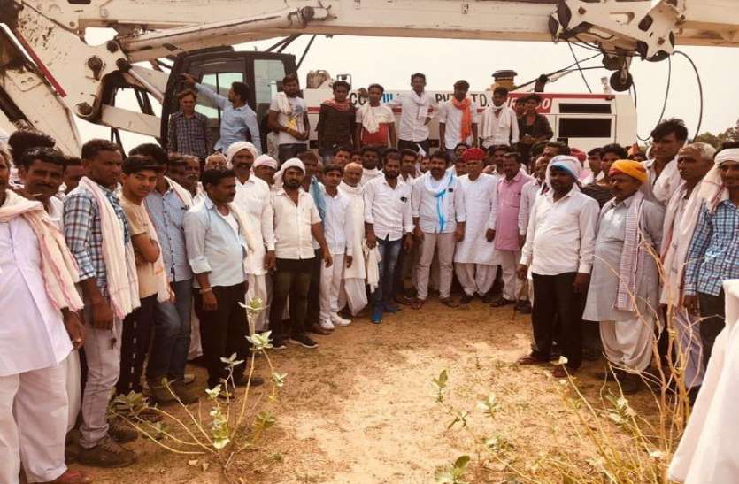 Farmers stop work of Delhi-Mumbai express highway मुआवजे की दरों को लेकर काश्तकारों में रोष, एक्सप्रेस हाइवे का रुकवाया काम