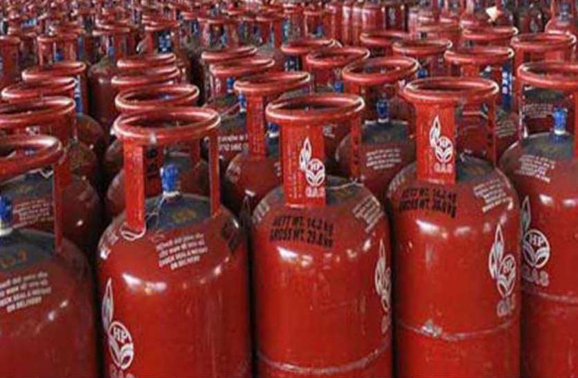 lpg लोगों को बड़ी राहत: 100 रुपये सस्ता हुआ रसोई गैस सिलेंडर, आज से इन 3 चीजों पर ग्राहकों को मिलेगा फायदा